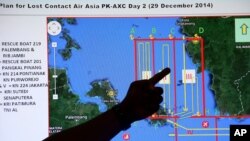 29일 인도네시아 정부 당국자가 에어아시아 항공 소속 실종여객기 QZ 8501의 수색 지점을 손가락으로 가리키고 있다.