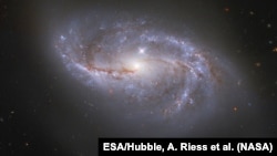 Архівне фото телескопа НАСА Хаббл - спіраль галактики відомої як NGC 2608. 