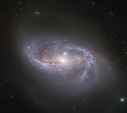 Галактика NGC 2608, зображення зроблене телескопом Хаббл