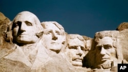 사우스다코다주 러시모어 산에 있는 대통령들의 거대한 얼굴상. 왼쪽부터 조지 워싱턴, 토머스 제퍼슨, 시어도어 루즈벨트, 에이브러햄 링컨.
