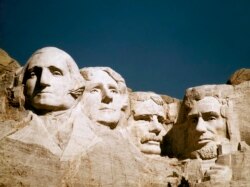 미국 사우스다코다주 러시모어 산에 있는 대통령들의 거대한 얼굴상. 왼쪽부터 조지 워싱턴, 토머스 제퍼슨, 시어도어 루스벨트, 에이브러햄 링컨.