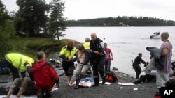 营救人员在挪威于特岛青少年夏令营枪击事件现场