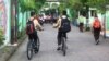 Pelajar di Yogyakarta bersepeda pulang sekolah. (foto: VOA/Nurhadi)