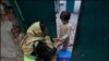 پاکستان: پولیو کے خلاف جنگ لڑتے رضاکار اور ان کے مسائل