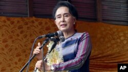 Pemimpin oposisi Myanmar Aung San Suu Kyi berpidato dalam "Tur Kesadaran Pemilu" di Ho-Pong, Pa-O, Myanmar (6/9). (AP/Khin Maung Win)