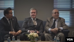 William Cohen(Mid) and Daniel R. Russel (Right) are waiting to sign the condolence book for His Majesty King Bhumibol Adulyadej.