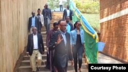 Người dân Rwanda đi biểu quyết hôm 18/12/2015.