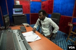 Muktar Muhammed hosts a cheery morning broadcast on KANEM-FM, 97.7, the University of Maiduguri's radio station. (C. Oduah/VOA)