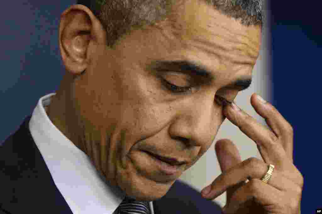 Presiden Barack Obama tampak emosional dan menghapus air mata saat memberikan pernyataan terkait penembakan di Sekolah Dasar Sandy Hook di Connecticut. (AP/Charles Dharapak)