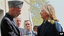 악수하는 하미드 카르자이 아프간 대통령(왼쪽)과 힐러리 클린턴 미 국무장관(오른쪽)