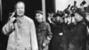 1970年9月初，中共最高领导人毛泽东（1893-1976）拿着烟卷，林彪紧随其后，其他人挥动着《毛主席语录》。 