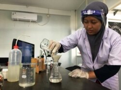 Pengujian laboratorium terhadap sample air sungai Surabaya (Foto: Ecoton).