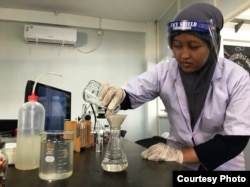 Pengujian laboratorium terhadap sample air sungai Surabaya sebagai ilustrasi. (Foto: Ecoton).