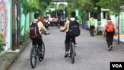 Pelajar di Yogyakarta bersepeda pulang sekolah. (foto: VOA/Nurhadi)