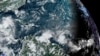 Imagen satelital de la Oficina Nacional de Administración Oceánica y Atmosférica (NOAA), tomada el sábado 29 de junio de 2024 muestra al huracán Beryl, al centro abajo, sobre el océano Atlántico mientras se dirige hacia el sureste del Caribe.