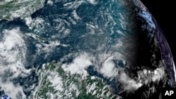 Imagen satelital de la Oficina Nacional de Administración Oceánica y Atmosférica (NOAA), tomada el sábado 29 de junio de 2024 muestra al huracán Beryl, al centro abajo, sobre el océano Atlántico mientras se dirige hacia el sureste del Caribe.