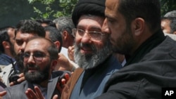 یک تصویر آرشیوی از مجتبی خامنه‌ای مربوط به خرداد ۹۸؛ از زمان معرفی او به عنوان رهبر جدید جمهوری اسلامی، هیچ تصویر یا فایل صوتی از او منتشر نشده و در هیچ جمعی حضور نداشته است.