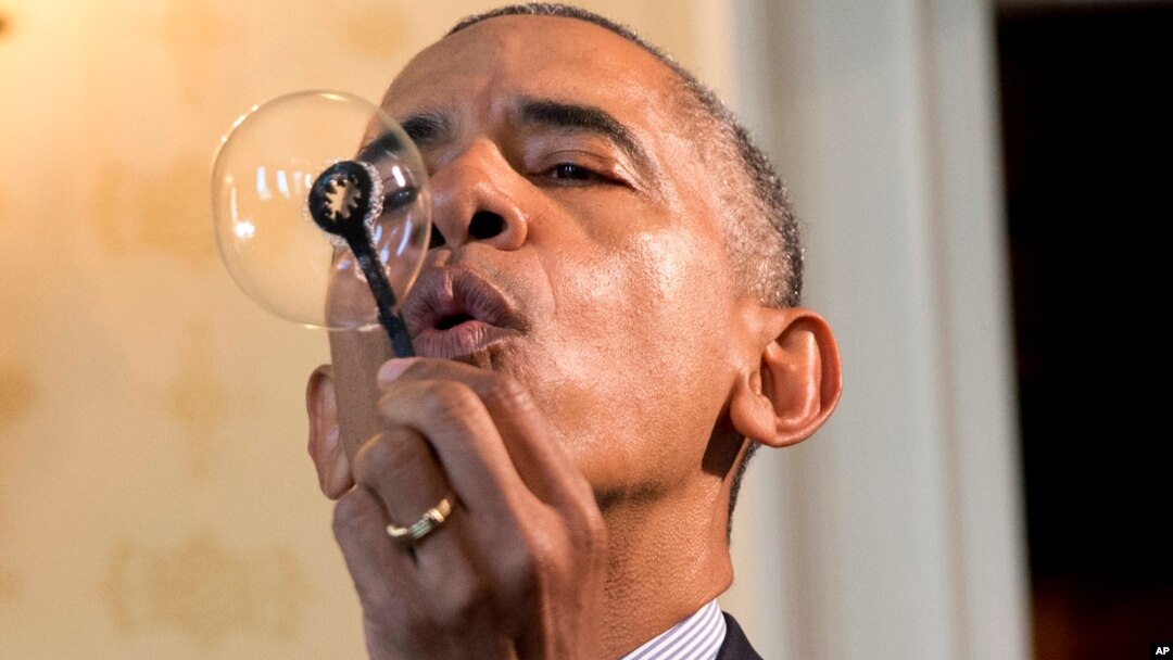 Predsednik Barak Obama duva balone koristeći štapić koji je uz pomoć 3D štampača napravio 9-godišnji Džejkob Leget