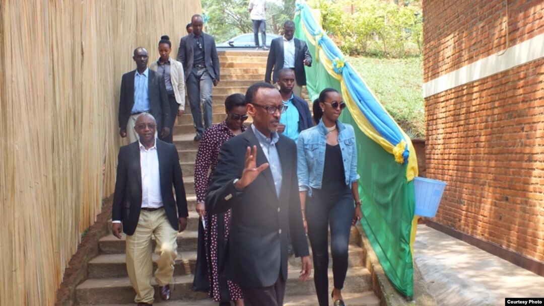 Người dân Rwanda đi biểu quyết hôm 18/12/2015.