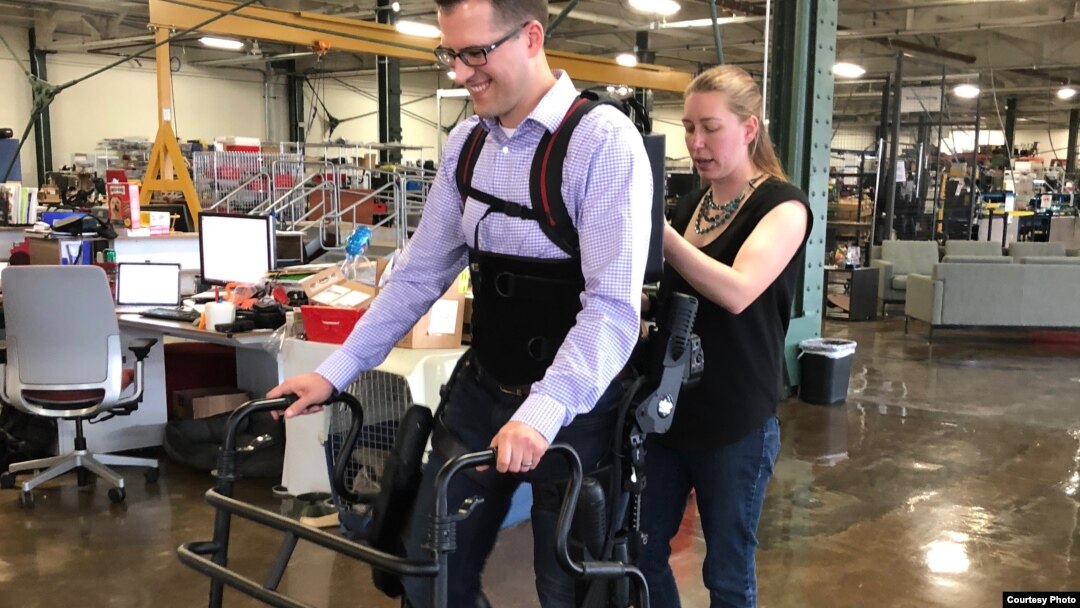 Patrick Wensing menguji coba Ekso Bionics exoskeleton di laboratorium Universitas Notre Dame.