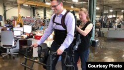 Patrick Wensing menguji coba Ekso Bionics exoskeleton di laboratorium Universitas Notre Dame.