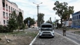 Seorang tentara Ukraina berpatroli di sebuah jalan di Kota Sudzha, di wilayah Kursk, Rusia, 16 Agustus 2024. (Foto: an Dobronosov/Reuters)