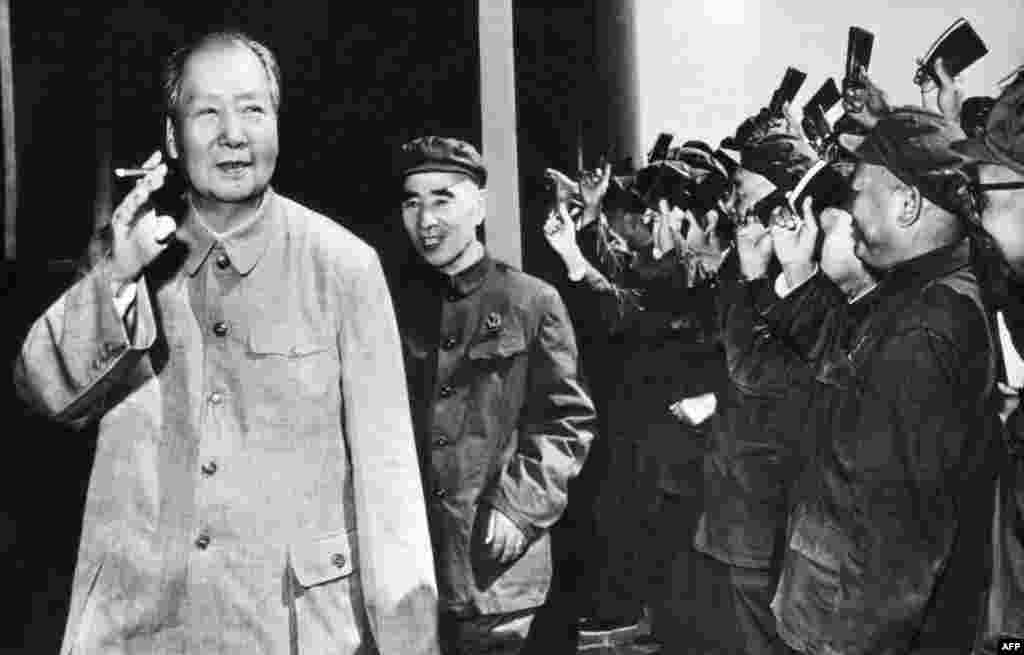 1970年9月初，中共最高领导人毛泽东（1893-1976）拿着烟卷，林彪紧随其后，其他人挥动着《毛主席语录》。当年12月18日，毛泽东接待了他的美国老朋友、《西行漫记》一书作者埃德加&middot;斯诺，表示&ldquo;四个伟大&rdquo;（林彪提出的崇毛口号）讨嫌。1971年5月31日，毛泽东批准将这次谈话纪要印发到&ldquo;党的基层支部，口头传达至全体党员&rdquo;。毛泽东和林彪之间的裂痕初步公开化了。《炎黄春秋》杂志曾发表胡鹏池的文章说：&ldquo;刘少奇已经打倒了，面对军方势力的日益坐大，林彪已成尾大不掉之势，他（毛泽东）势必要对林彪下手。&rdquo;