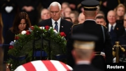 El vicepresidente de EE.UU., Mike Pence (centro) presenta sus respetos ante el ataúd del expresidente George H.W. Bush en el Capitolio de la nación durante una ceremonia fúnebre en Washington, D.C. Diciembre 3, de 2018.