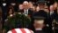 El vicepresidente de EE.UU., Mike Pence (centro) presenta sus respetos ante el ataúd del expresidente George H.W. Bush en el Capitolio de la nación durante una ceremonia fúnebre en Washington, D.C. Diciembre 3, de 2018.