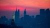 Patung Liberty digambarkan di depan Lower Manhattan sebelum matahari terbit di tengah pandemi virus corona pada 19 Juli 2020 di New York City. (Foto: AFP/Johannes Eisele)