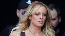 Stormy Daniels, al estrado. 