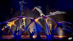 Anggota-anggota kelompok sirkus Kanada Cirque du Soleil menggelar pertunjukan "Totem" di luar kota Washington (foto: Dok). 