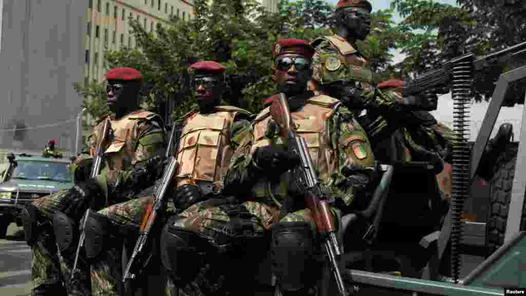 Des soldats ivoiriens de la garde présidentielle arrivent au port d&#39;Abidjan, en Côte d&#39;Ivoire, le 18 janvier 2017.