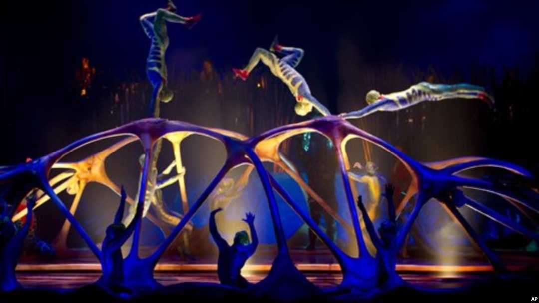 Anggota-anggota kelompok sirkus Kanada Cirque du Soleil menggelar pertunjukan "Totem" di luar kota Washington (foto: Dok). 