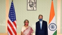 I dërguari special për klimën John Kerry me ministren indiane të financave Nirmala Sitharaman