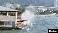 Ombak menghantam pantai Acapulco saat topan bergerak ke arah Meksiko barat lau (14/9).