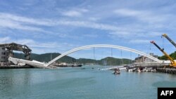 Jembatan yang ambruk di pelabuhan ikan Nanfangao, kota Suao, Taiwan, 1 Oktober 2019.