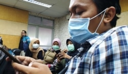 Sejumlah jurnalis mengenakan masker di lingkungan RSUP Dr Sardjito Yogyakarta, meski dipastikan tidak ada kasus virus corona. (Foto:VOA/ Nurhadi)