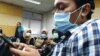 Sejumlah jurnalis mengenakan masker di lingkungan RSUP Dr Sardjito Yogyakarta. (Foto:VOA/ Nurhadi)