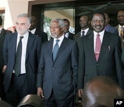 Luis Moreno-Ocampo (à g.) rencontre l'ancien chef de l'ONU Kofi Annan (au c.) et le Premier ministre kenyan Raila Odinga à Nairobi (2 déc. 2010)