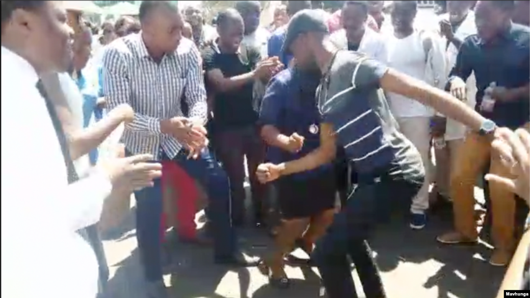 Zimbabwe nurses and doctors on Sept. 16, 2019 in Harare, near President Emmerson Mnangagwa’s offices chanting songs. (C. Mavhunga/VOA)