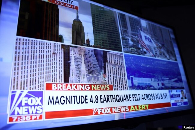 Una pantalla en la Bolsa de Valores de Nueva York (NYSE) muestra una alerta de noticias de un terremoto de magnitud 4.8, el 5 de abril de 2024. REUTERS/Andrew Kelly