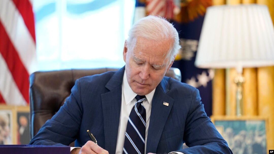 El presidente Joe Biden al firmar la nueva ley de alivio por el COVID-19 en la Casa Blanca, el 11 de marzo de 2021.