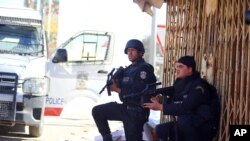 Le pays connaît depuis sa révolution en 2011 un essor de la mouvance jihadiste, qui a tué plusieurs dizaines de membres des forces de l'ordre et de touristes. Les policiers tunisiens ici en photographie le 8 mars 2016.