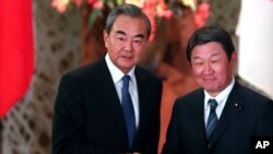모테기 도시미쓰 일본 외무상과 왕이 중국 외교담당 국무위원 겸 외교부장이 지난해 11월 회담을 가졌다.