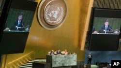 12일 미국 뉴욕 유엔 본부에서 의장국 슬로바키아의 미로슬라브 라이착 외무장관이 72차 유엔 총회 개막을 알리고 있다.