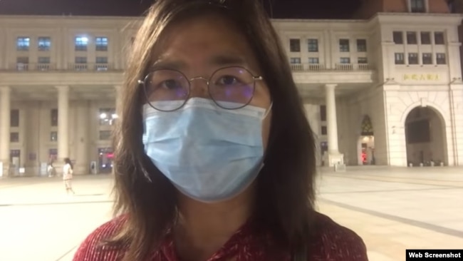 上海维权人士、公民记者张展在汉口火车站前广场做直播。(2020年5月13日）（张展推特视频截图）