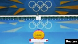 Un balón de water polo flota en la piscina de la sede de este deporte olímpico en Londres. Por primera vez, no se compartirá piscina con la natación.