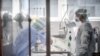 En esta foto de archivo del jueves 19 de marzo de 2020, el personal médico trabaja en la unidad de cuidados intensivos de un hospital en Brescia, Italia, uno de los países europeos más afectados por el coronavirus.