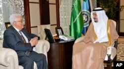 Presiden Palestina Mahmoud Abbas (kiri) dalam pertemuan dengan Putra Mahkota Arab Saudi Salman bin Abdulaziz di Jeddah, Arab Saudi (18/6). 